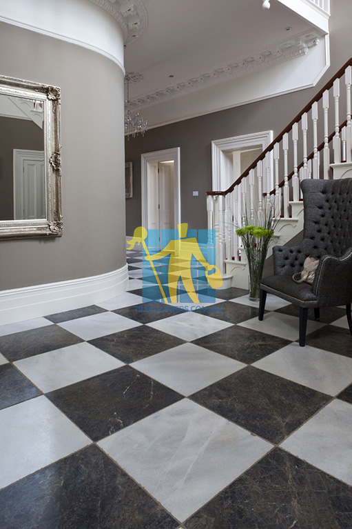 Hobart marble tumbled di scacchi black white livingroom